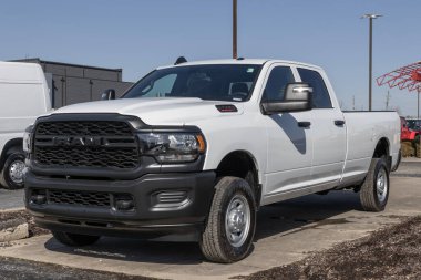Indianapolis - 25 Şubat 2024: Ram 2500 Tüccar Taksisi bir galeride sergileniyor. Ram 2500 'ü Normal, Ekip ya da Mega Taksi modellerinde sunuyor. MY:2024