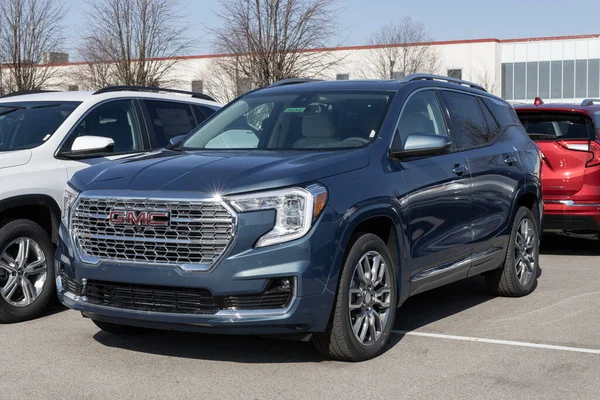 Carmel - 25 Şubat 2024: GMC Terrain Denali SUV bir galeride sergileniyor. GMC, SLE, SLT, AT4 ve Denali modellerinde arazi sunar. MY:2024