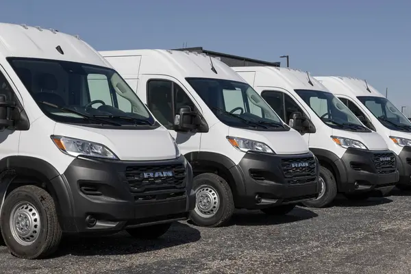 Indianapolis - 25 Şubat 2024: Ram ProMaster 3500 bir galeride sergilenmektedir. Ram, ProMaster 3500 'ü Kargo veya Pencere Minibüsü ve Chassis Taksi modelleriyle sunar..