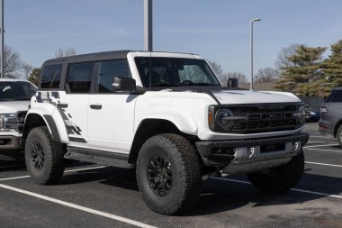 Kokomo - 3 Şubat 2024: Ford Bronco Raptor satış temsilcisi. Ford Bronco 'ya Big Bend, Badlands ve Heritage modelleri sunar.