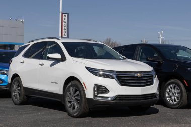 NoBlesville - 3 Şubat 2024: Chevrolet Equinox Premier bir galeride sergileniyor. Chevy, LS, LT, RS ve Premier modellerde Equinox sunar. MY:2024 