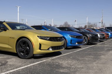NoBlesville, 3 Şubat 2024 Chevrolet Camaro bir galeride sergileniyor. Chevy Camaro 'ya 1LT, 2LT, 3LT, LT1, 1SS, 2SS ve ZL1 modelleri sunar..