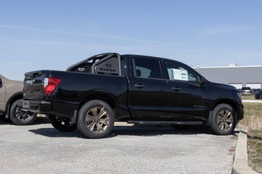 Balıkçılar - 3 Şubat 2024: Nissan Titan SV bir galeride sergileniyor. Nissan Titan 'a S, SV, PRO-4X ve Platinum Rezerv modelleri sunar. MY:2024