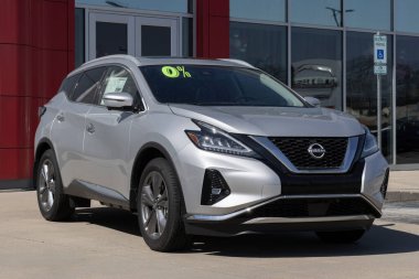 Balıkçılar - 3 Şubat 2024: Nissan Murano Platinum bir galeride sergileniyor. Nissan Murano 'ya SL, SV ve Midnight Edition modelleri sunar. MY:2024