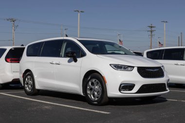 Noblesville - 3 Şubat 2024: Chrysler Pacifica Touring L minivan show. Chrysler, Pacifica 'nın Touring, Limited ve Pinnacle modellerini sunar. MY:2024