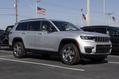 NoBlesville - 3 Şubat 2024: Jeep Grand Cherokee Şirketi bir galeride sergileniyor. Jeep, Laredo ve Trailhawk modellerinde Grand Cherokee sunar. MY:2024