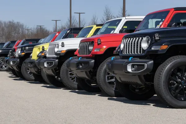 Indianapolis - 3 Şubat 2024: Jeep Wrangler bir galeride sergileniyor. Jeep, Wrangler 'e Sport, Sahara ve Rubicon modelleri sunar..