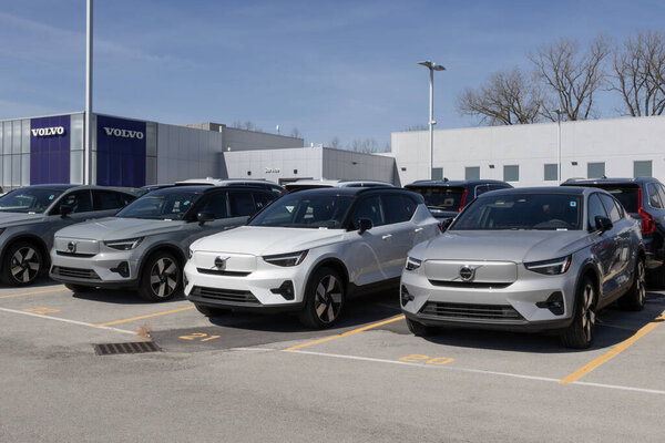 Индиана - 3 февраля 2024 года: линейка Volvo с дисплеем Pure Electric EV в дилерском центре. Volvo предлагает полную линейку газовых, EV и PHEV автомобилей.