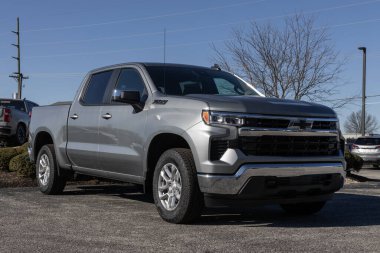 Avon - 10 Mart 2024 Chevrolet Silverado 1500 LT mürettebat taksisi. Chevy, WT, Trail Boss, LT ve RST modellerinde Silverado 'yu sunar. MY:2024