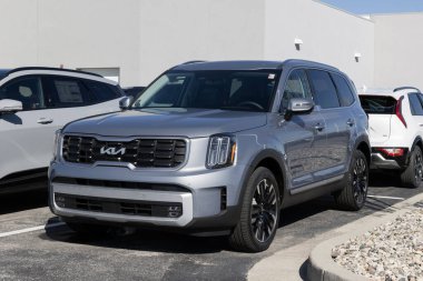 Avon - 10 Mart 2024: Kia Telluride bir galeride sergileniyor. Kia, Telluride 'i X-Line, LX, S, EX ve SX modellerinde sunar. MY:2024