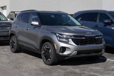 Avon - 10 Mart 2024: Kia Seltos SX Turbo bir galeride sergileniyor. Kia, Seltoları LX, S, EX, Geceçöküşü ve SX modellerinde sunar. MY:2024