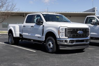 Plainfield - 10 Mart 2024: Ford F-350 DRW 4X4 mürettebat taksisi bir galeride sergileniyor. Ford ayrıca F350 'yi tek arka tekerlek ve normal takside sunar. MY:2024