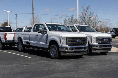 Plainfield - 10 Mart 2024: Ford F-250 SRW 4X4 SuperCab bir galeride sergilenmektedir. Ford ayrıca F250 'yi ekip taksisiyle ve normal taksiyle sunar. MY:2024