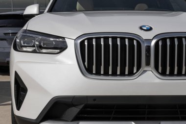 Lafayette - 12 Mart 2024: BMW X3 xDrive30i bir galeride sergileniyor. BMW X3 'e 2.0L TwinPower Turbo dahili 4 silindirli motor sunuyor. MY:2024