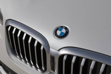 Lafayette - 12 Mart 2024: BMW X3 xDrive30i bir galeride sergileniyor. BMW X3 'e 2.0L TwinPower Turbo dahili 4 silindirli motor sunuyor. MY:2024