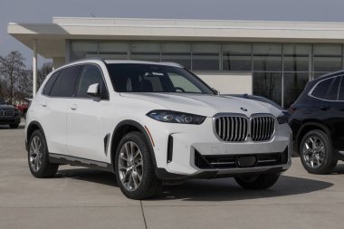 Lafayette - 12 Mart 2024: BMW X5 xDrive40i hibrit sergisi bir galeride. BMW X5 xDrive40i 'ye eBoost 48V hafif melez teknolojisi sunuyor. MY:2024