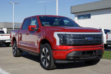 Greenwood - 16 Mart 2024: Ford F-150 Lightning Platinum ekran. Ford, Pro, XLT ve Lariat modellerindeki F150 Lightning EV kamyonunu sunar. Benim: 2023