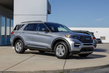 Greenwood - 16 Mart 2024: Ford Explorer XLT bir galeride sergileniyor. Ford Explorer in Base, XLT, ST, ST-Line ve Platinum modellerini sunar. MY:2024