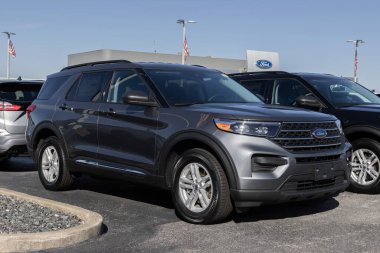 Greenwood - 16 Mart 2024: Ford Explorer XLT bir galeride sergileniyor. Ford Explorer in Base, XLT, ST, ST-Line ve Platinum modellerini sunar. MY:2024
