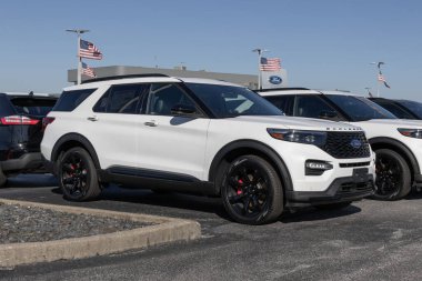 Greenwood - 16 Mart 2024: Ford Explorer ST 4WD bir galeride sergileniyor. Ford Explorer 'a XLT, ST-Line ve Platinum modeller sunar. MY:2024