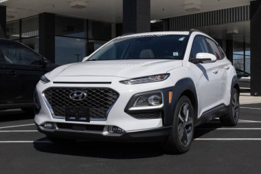 Indianapolis - 16 Mart 2024: Hyundai Kona sergisi bir galeride kullanıldı. Fiyat endişesiyle Hyundai, talebi karşılamak için kullanılmış araba satıyor. MY:2021