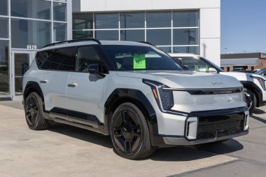 Indianapolis - 16 Mart 2024: Kia EV9 EV Elektrikli Araç Sergisi. Kia, Işık, Rüzgar ve Toprak modellerinde EV9 sunuyor. MY:2024