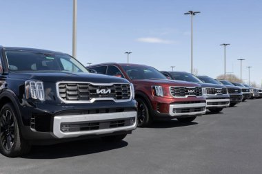 Indianapolis - 16 Mart 2024: Kia Telluride bir galeride sergileniyor. Kia, Telluride 'i X-Line, LX, S, EX ve SX modellerinde sunar. MY:2024