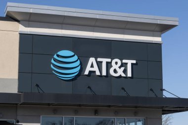 Indianapolis - 16 Mart 2024: AT & T cep telefonu perakende mağazası. AT & T ses, veri, hücresel, mobil, fiber optik, TV ve IP tabanlı ürünler sunar.