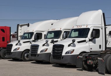 Indianapolis - 20 Mart 2024: Yük gemisi Semi Traktör Karavanı Big Rig Trucks satışa çıktı. Yük gemisi Daimler Trucks 'a ait..