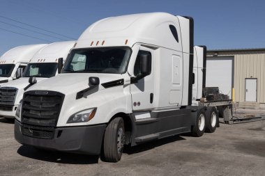 Indianapolis - 20 Mart 2024: Yük gemisi Semi Traktör Karavanı Big Rig Trucks satışa çıktı. Yük gemisi Daimler Trucks 'a ait..