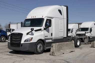 Indianapolis - 20 Mart 2024: Yük gemisi Semi Traktör Karavanı Big Rig Trucks satışa çıktı. Yük gemisi Daimler Trucks 'a ait..