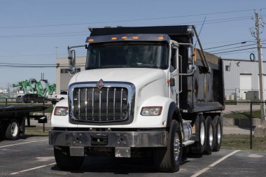 Indianapolis - 20 Mart 2024: Navistar Uluslararası Traktör Kamyonu bir galeride sergileniyor. Navistar International, Traton 'un yan kuruluşu..