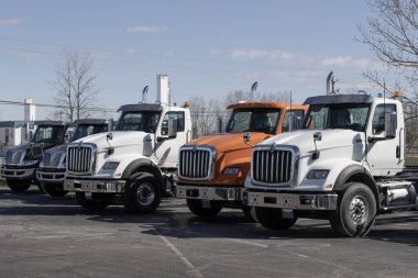 Indianapolis - 20 Mart 2024: Navistar Uluslararası Traktör Kamyonu bir galeride sergileniyor. Navistar International, Traton 'un yan kuruluşu..