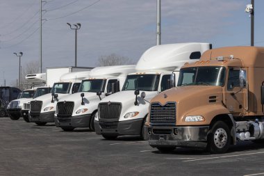 Indianapolis - 20 Mart 2024: Kullanılmış Mack, International ve Freightliner Big Rig Trucks. Kamyonun yarı traktörü çok rağbet görüyor..