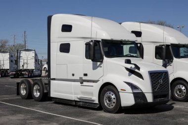 Indianapolis - 20 Mart 2024 Volvo Semi Traktör Karavanı Big Rig Truck bir galeride sergileniyor. Volvo Trucks tam ulaşım çözümleri sağlıyor.