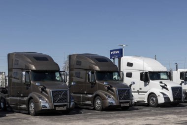 Indianapolis - 20 Mart 2024 Volvo Semi Traktör Karavanı Big Rig Truck bir galeride sergileniyor. Volvo Trucks tam ulaşım çözümleri sağlıyor.