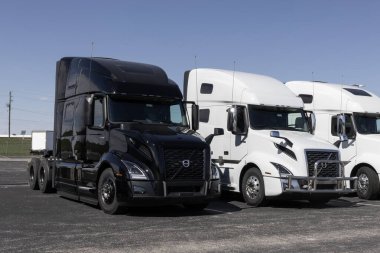 Indianapolis - 20 Mart 2024 Volvo Semi Traktör Karavanı Big Rig Truck bir galeride sergileniyor. Volvo Trucks tam ulaşım çözümleri sağlıyor.