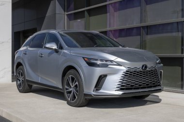 Indianapolis - 24 Mart 2024: Sertifikalı Lexus RX350 sergisi. Fiyatlandırma konusunda Lexus, talebi karşılamak için kullanılmış araba alıp satıyor. Benim: 2023