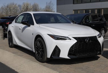 Indianapolis - 24 Mart 2024: Lexus bir galeride 350 F Sport sergisi. Lexus, üsse IS350, F Sport veya F Sport Performans modelleri sunar. MY:2024