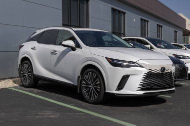 Indianapolis - 24 Mart 2024 Lexus RX 350 sergisi bir galeride. Lexus, Hybrid, PHEV ve F Sport Performans modellerinde RX350 sunar. Benim: 2023