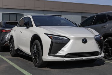 Indianapolis - 24 Mart 2024: Lexus RZ 450 EV elektrikli araç sergisi. Lexus, RZ450 'ye Premium veya Lüks modeller sunar. Benim: 2023