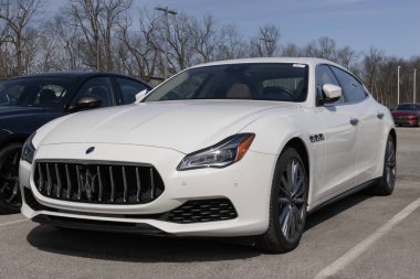 Indianapolis - 24 Mart 2024: Kullanılmış Maserati Quattroporte S Q4 ekranı. Fiyatlandırma konusunda Maserati, talebi karşılamak için kontörlü araba satıyor. MY:2021