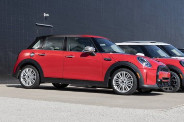 Indianapolis - 24 Mart 2024: MINI Hardtop 4 Door. MINI, Countryman, Hardtop 2 veya 4 Door, Cabrio ve Clubman modellerinde küçük arabalar sunuyor. Benim: 2023