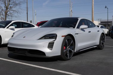 Indianapolis - 24 Mart 2024: Porsche Taycan 4S sedan EV Electric Vehicle. Porsche, S, Turbo, Turbo S ve Turbo GT modelleri sunar. MY:2024