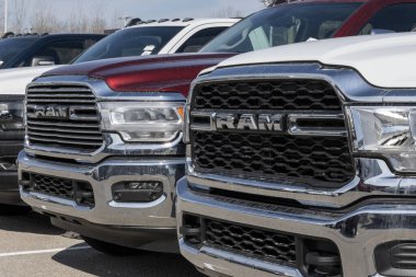 Indianapolis - 24 Mart 2024: Ram 2500 ve 3500 kamyonet bir galeride sergileniyor. Ram 2500 ve 3500 'ü benzin ve dizel motorlarla sunuyor..