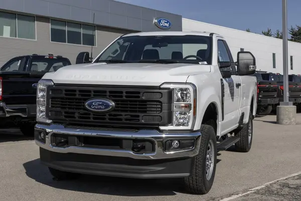 Indianapolis - 24 Mart 2024: Ford F-250 SRW 4X4 Düzenli Taksi bir bayilikte sergilenmektedir. Ford ayrıca F250 'yi ekip taksisinde veya normal takside sunar. MY:2024