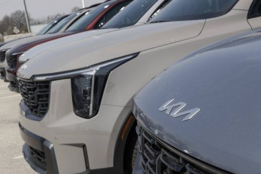 Balıkçılar - 28 Mart 2024: Kia Sorento bir galeride sergileniyor. Kia Sorento 'yu LX, S, EX ve X-Line modellerinde sunar. MY:2024