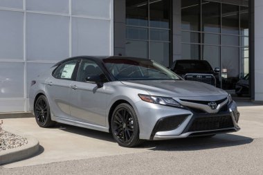 NoBlesville - 28 Mart 2024: Toyota Camry bir galeride sergileniyor. Toyota Camry 'yi LE, SE, XLE, XSE ve TRD modellerinde sunar. MY:2024
