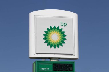 Chicago - 6 Nisan 2024: BP Perakende Benzin İstasyonu. BP ve British Petroleum, merkezi Londra 'da bulunan küresel bir İngiliz petrol ve gaz şirketi..