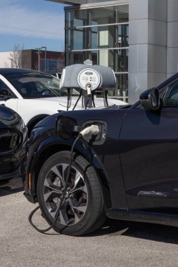 Chicago - 6 Nisan 2024: Ford Mach-E Mustang SUV bir galeri şarjında. Ford Mach-E 'yi 